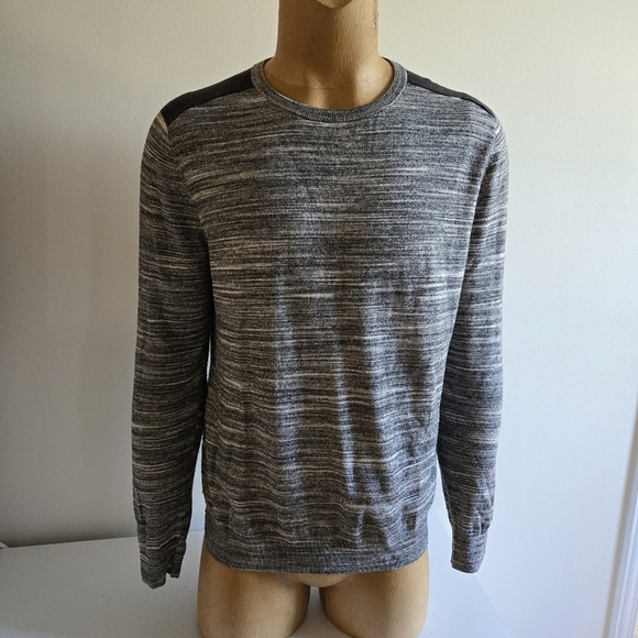 Banana Republic Men's Grey and Black Crewneck Sweater - Picture 3 of 10
